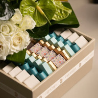 Composition divine : Chocolats & Fleurs Fraiches