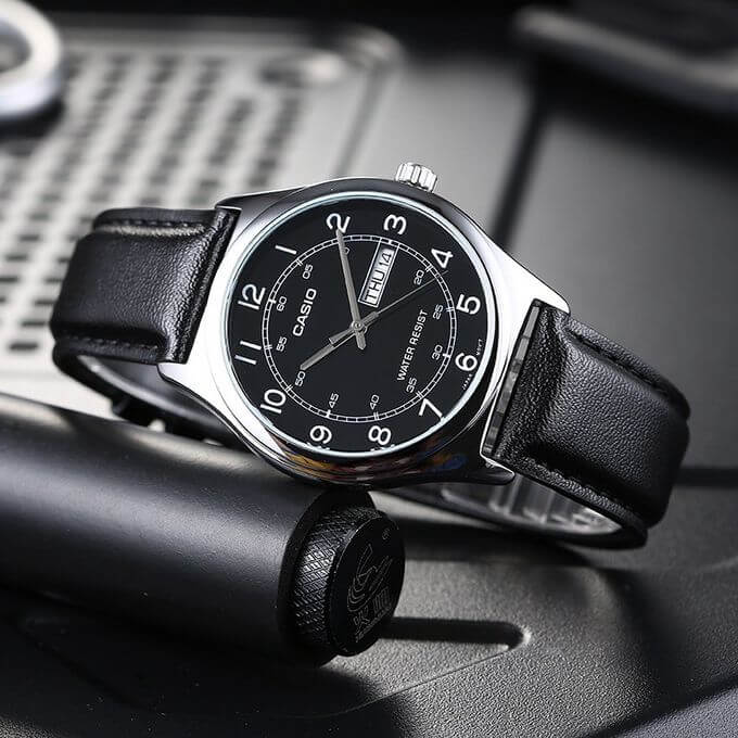 Casio – Montre pour Hommes – Bracelet En Cuir – Noir/Blanc – MTP-V006L-1B2UDF