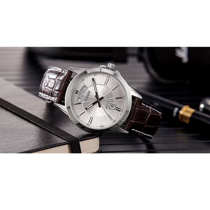 Casio – Homme cadran argenté – Dateur jours/mois – Bracelet cuir marron – MTP-1381L-7AVDF
