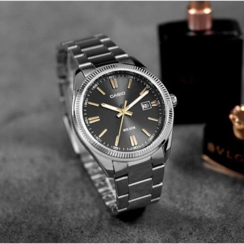 Casio – Index dorés – Cadran noir – Tout en acier inoxydable – MTP-1302D-1A2VDF Casio – Index dorés – Cadran noir – Tout en acier inoxydable – MTP-1302D-1A2VDF