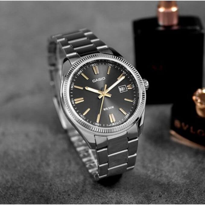 Casio – Index dorés – Cadran noir – Tout en acier inoxydable – MTP-1302D-1A2VDF