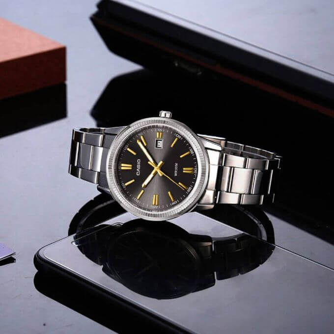 Casio – Index dorés – Cadran noir – Tout en acier inoxydable – MTP-1302D-1A2VDF