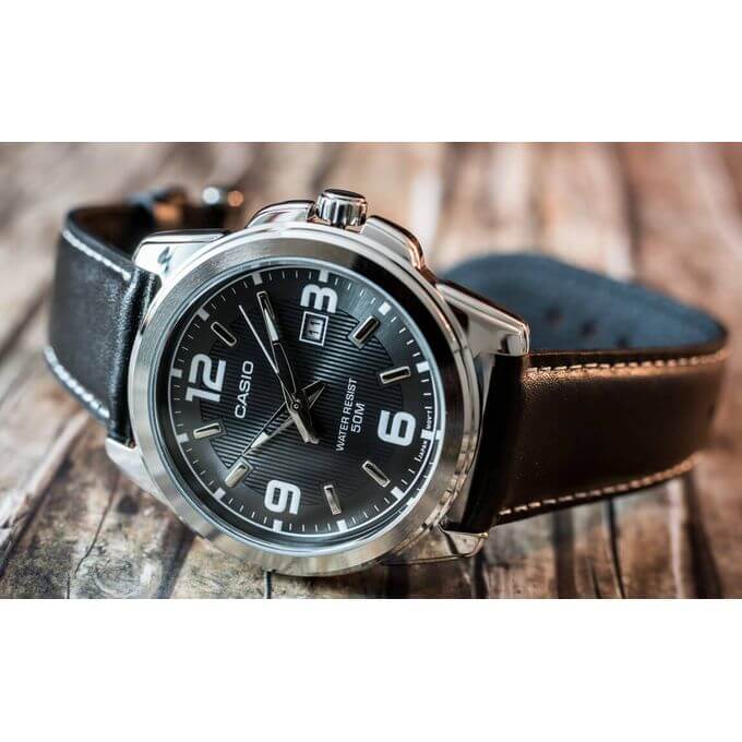 Casio – Montre pour Homme à mouvement Quartz – Bracelet en cuir noir – MTP-1314L-8A