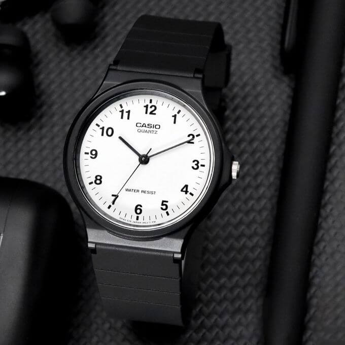 Casio – Montre classique Quartz analogique cadran blanc – MQ-24-7BLDF