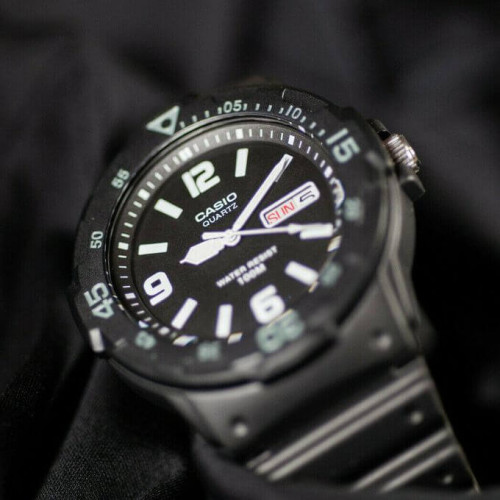 Casio – Dateur à 3h – Résistance à l’eau 100 mètres – MRW-200H-1B2VDF Casio – Dateur à 3h – Résistance à l’eau 100 mètres – MRW-200H-1B2VDF