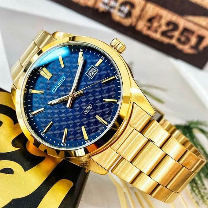 Casio – Montre dorée, cadran bleu et index dorés – Tout en acier inoxydable – Afficheur de date – MTP-VD03G-2A