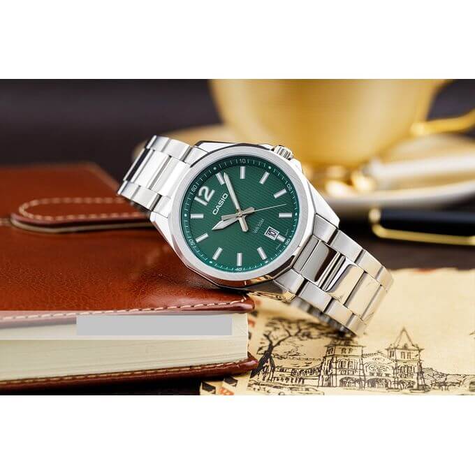 Casio – Dotée d’un cadran vert avec un motif rayé & dateur sur 6h – Acier inoxydable – MTP-E725D-3AV