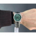 Casio – Dotée d’un cadran vert avec un motif rayé & dateur sur 6h – Acier inoxydable – MTP-E725D-3AV Casio – Dotée d’un cadran vert avec un motif rayé & dateur sur 6h – Acier inoxydable – MTP-E725D-3AV