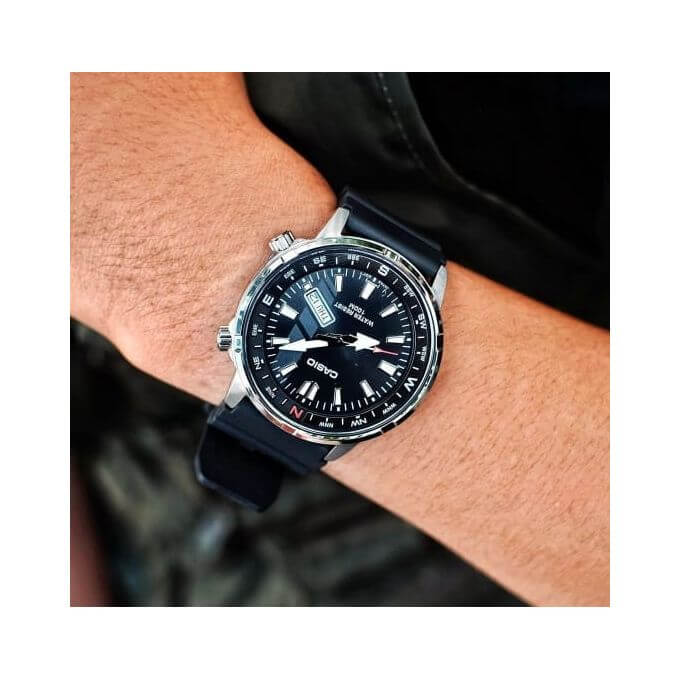 Casio – Sportive et élégante avec un anneau de compas rotatif, étanche 100m – MTD-130-1AV