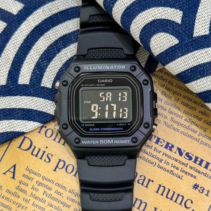 Casio – Montre en résine noire – Cadran noir – Un design numérique sportif – W-218H-1BVDF