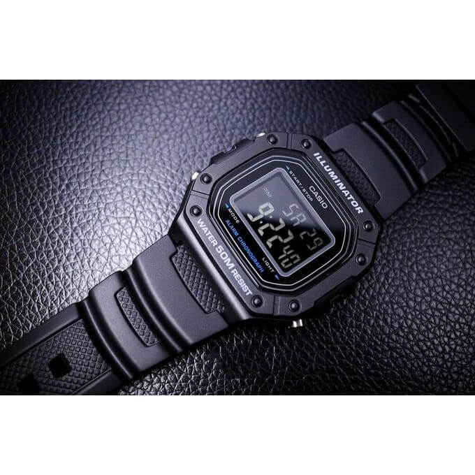 Casio – Montre en résine noire – Cadran noir – Un design numérique sportif – W-218H-1BVDF
