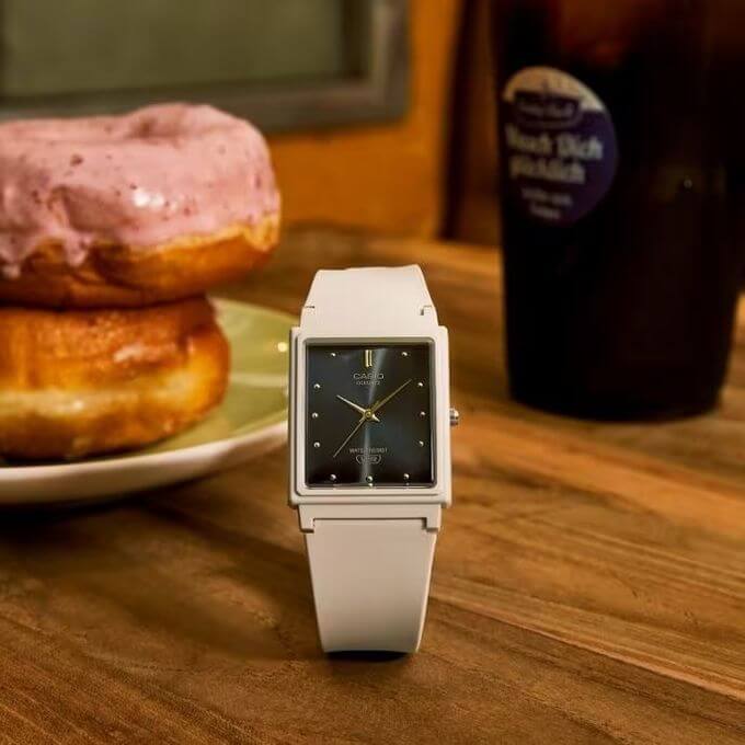 Casio – Obtenez une montre analogique légère de couleur blanche – Bracelet en résine – MQ-38UC-8ADF