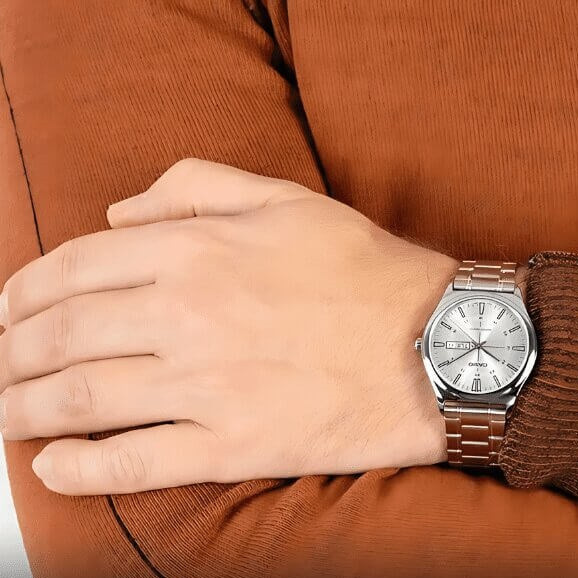 Casio – Affichage date et jour – Cadran blanc métallique – Index en traits – MTP-V006D-7C