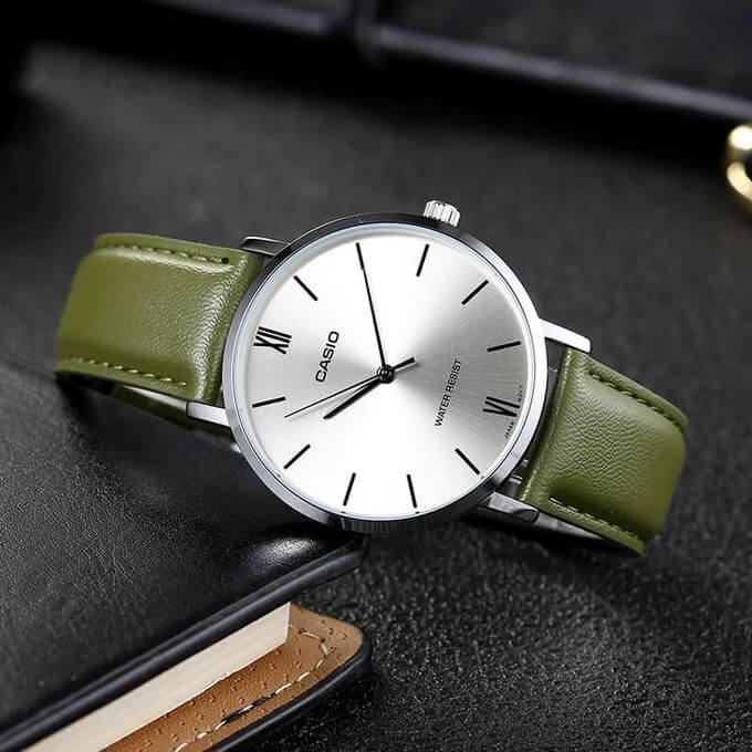 Casio – Bracelet en cuir vert – Cadran argenté – Boîtier extra plat – MTP-VT01L-3B