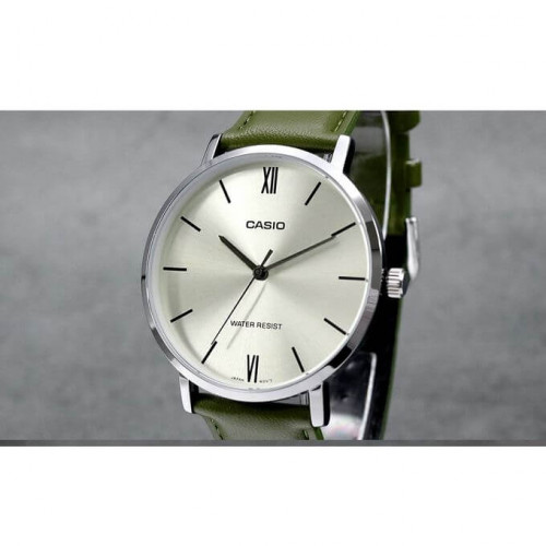 Casio – Bracelet en cuir vert – Cadran argenté – Boîtier extra plat – MTP-VT01L-3B Casio – Bracelet en cuir vert – Cadran argenté – Boîtier extra plat – MTP-VT01L-3B
