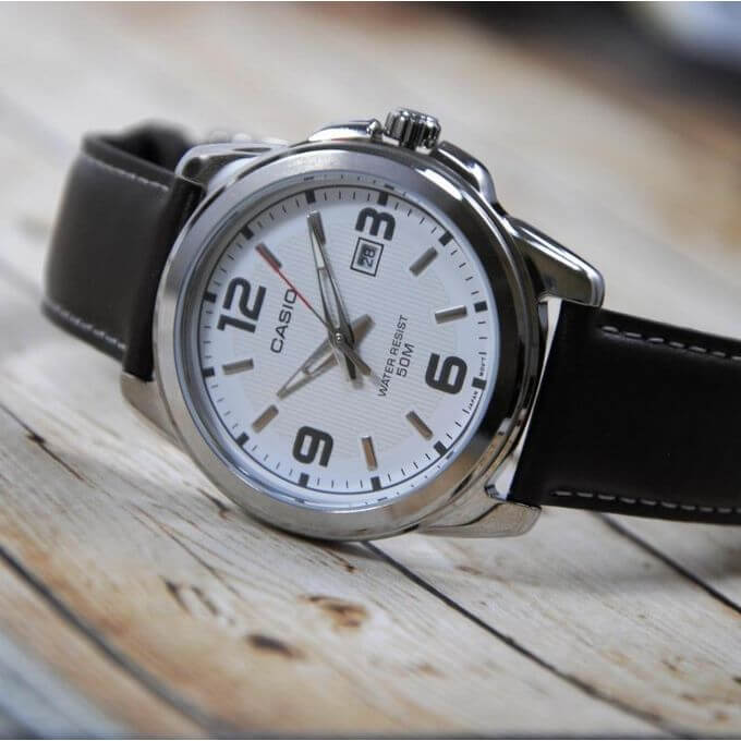 Casio – Montre homme – Bracelet cuir marron – Cadran blanc – MTP-1314L-7A