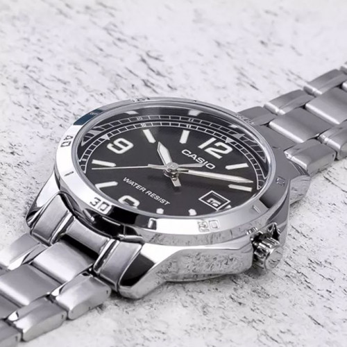 Casio – Cadran noir – Dateur – Bracelet acier inoxydable – MTP-V004D-1B2UD Casio – Cadran noir – Dateur – Bracelet acier inoxydable – MTP-V004D-1B2UD