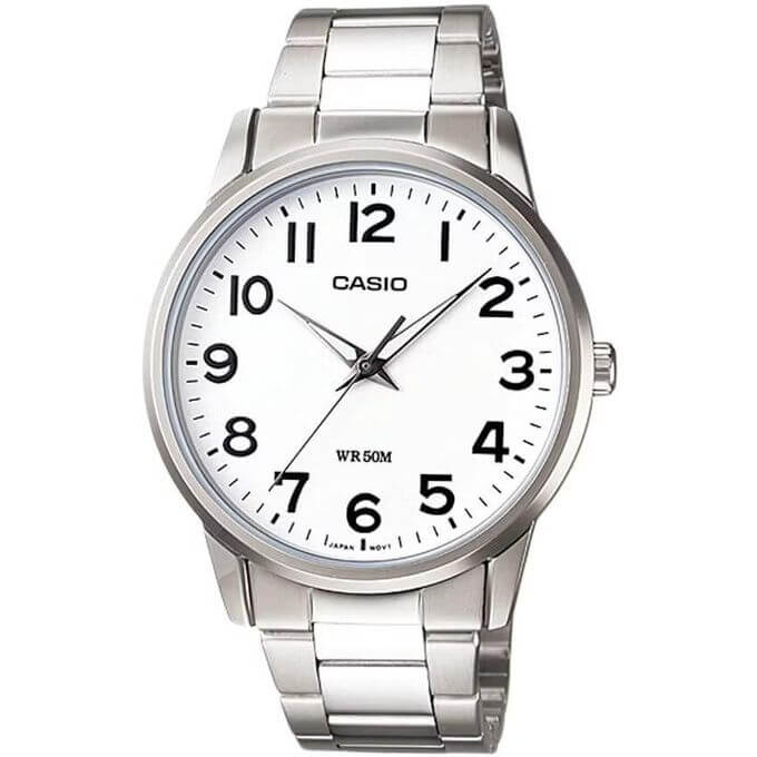 Casio – Montre classique avec un fond blanc et des index chiffrés bien visibles pour rendre la lecture plus facile – MTP-1303D-7BVDF
