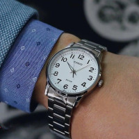 Casio – Montre classique avec un fond blanc et des index chiffrés bien visibles pour rendre la lecture plus facile – MTP-1303D-7BVDF