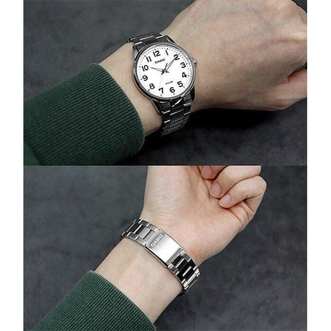 Casio – Montre classique avec un fond blanc et des index chiffrés bien visibles pour rendre la lecture plus facile – MTP-1303D-7BVDF