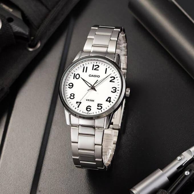 Casio – Montre classique avec un fond blanc et des index chiffrés bien visibles pour rendre la lecture plus facile – MTP-1303D-7BVDF