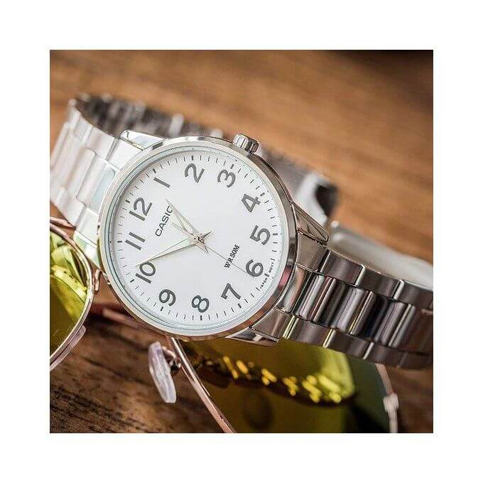 Casio – Montre classique avec un fond blanc et des index chiffrés bien visibles pour rendre la lecture plus facile – MTP-1303D-7BVDF