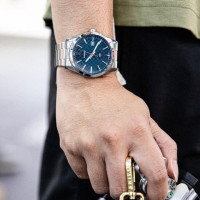 Casio – Montre fond bleu avec dateur pour hommes – Bracelet en acier inoxydable – MTP-VD03D-2A2