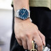 Casio – Montre fond bleu avec dateur pour hommes – Bracelet en acier inoxydable – MTP-VD03D-2A2 Casio – Montre fond bleu avec dateur pour hommes – Bracelet en acier inoxydable – MTP-VD03D-2A2