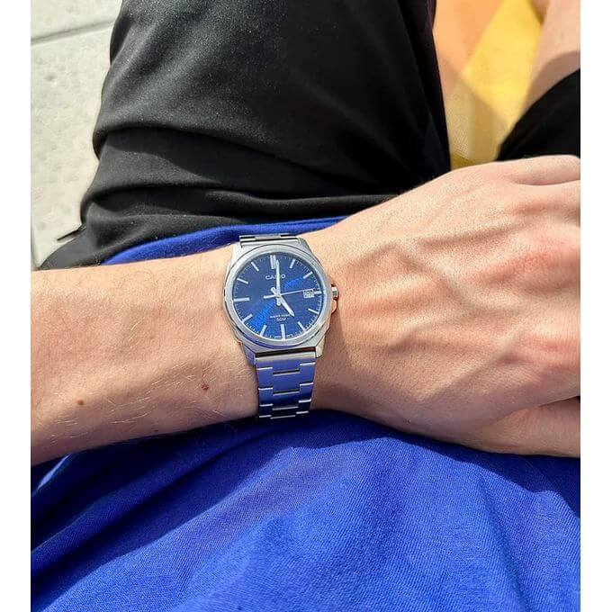 Casio – Cadran bleu avec texturée dans un design simple et moderne, Dateur à 3h – MTP-E720D-2AV