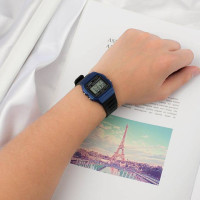 Casio – Digital bleu – Bracelet en résine noir – Étanche – Alarme & Chronographe – F-91WM-2ADF