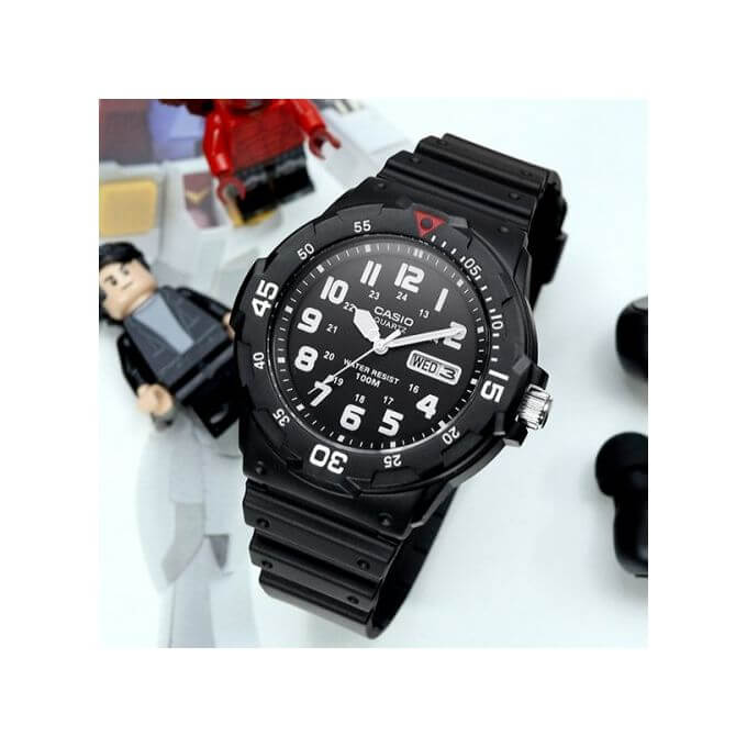 Casio – Index chiffres – Cadran noir – Étanche 100 m – Dateur – MRW-200H-1BV
