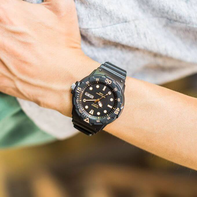 Casio – Bracelet en silicone noir – Avec dateur jour/mois – Étanche 100 m – MRW-200H-1EVDF