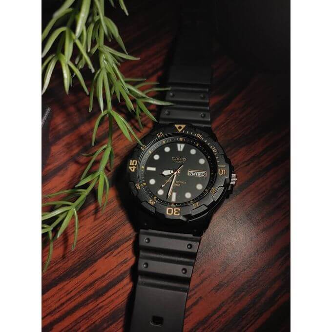 Casio – Bracelet en silicone noir – Avec dateur jour/mois – Étanche 100 m – MRW-200H-1EVDF