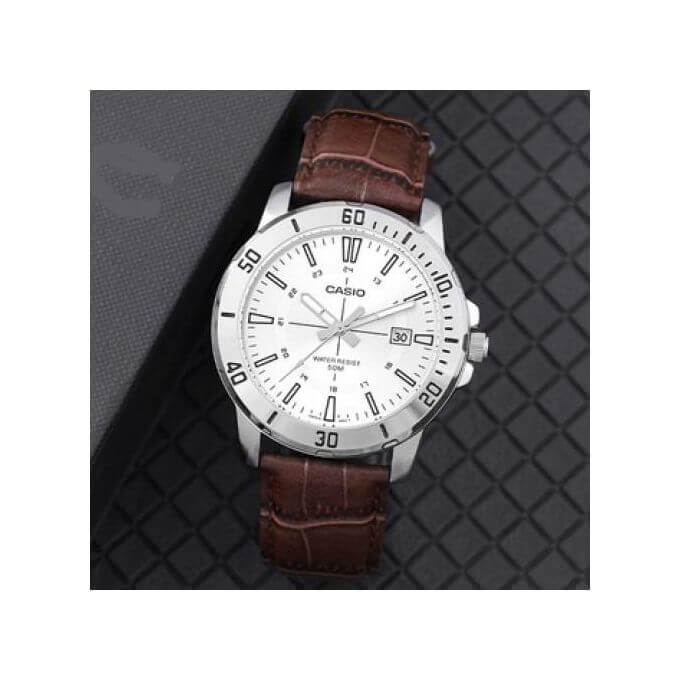 Casio – Cadran blanc – Bracelet cuir marron – MTP-VD01L-7CV