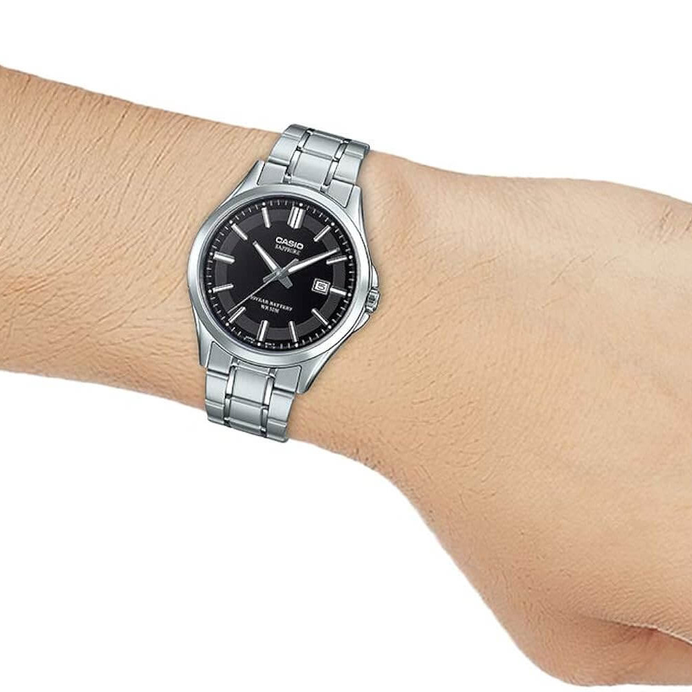 Casio – Cadran noir – Verre saphir anti-rayure – Bracelet inoxydable – MTS-100D-1AV