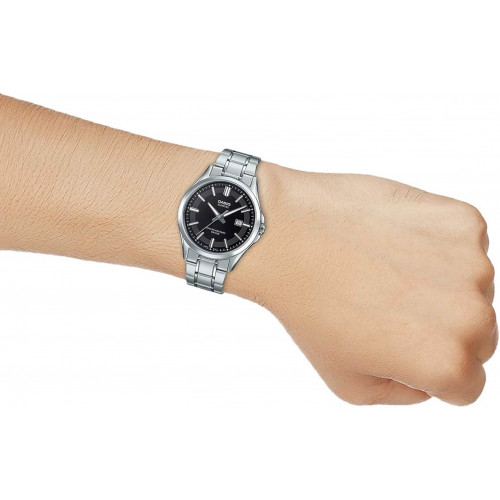 Casio – Cadran noir – Verre saphir anti-rayure – Bracelet inoxydable – MTS-100D-1AV Casio – Cadran noir – Verre saphir anti-rayure – Bracelet inoxydable – MTS-100D-1AV