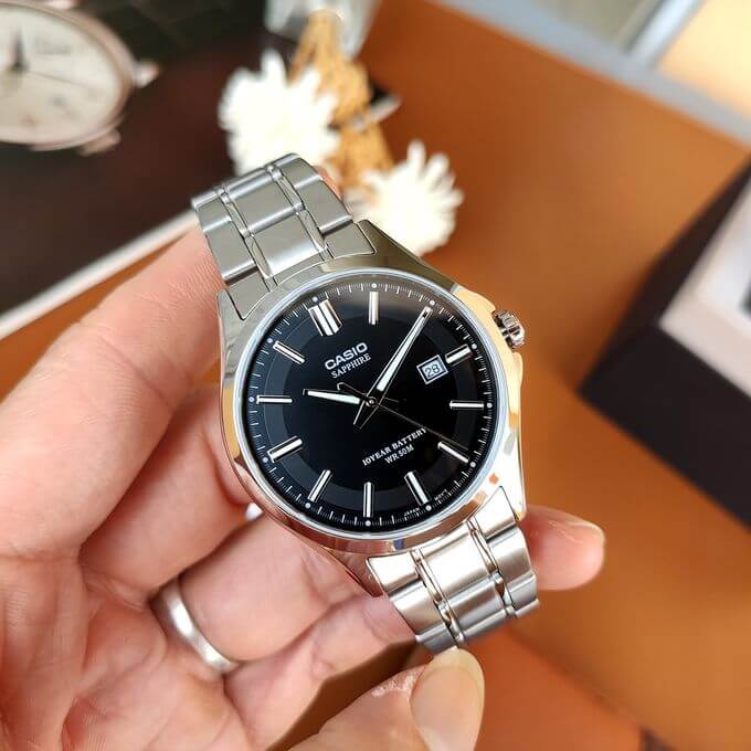 Casio – Cadran noir – Verre saphir anti-rayure – Bracelet inoxydable – MTS-100D-1AV