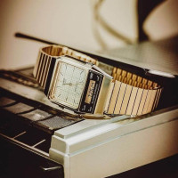 Casio – VINTAGE – Bracelet inoxydable doré – Double montre « Analogique/Numérique » – AQ-800EG-9A