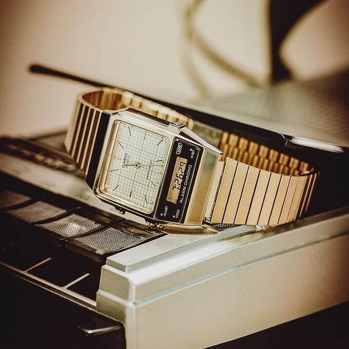 Casio – VINTAGE – Bracelet inoxydable doré – Double montre « Analogique/Numérique » – AQ-800EG-9A