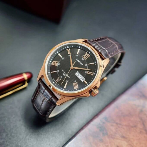 Casio – Bronze cadran noir – Bracelet cuir marron – Avec dateur – MTP-1384L-1AVDF Casio – Bronze cadran noir – Bracelet cuir marron – Avec dateur – MTP-1384L-1AVDF