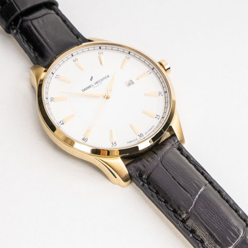 Daniel Hechter – Montre – Fabriquée en France – Doré cadran blanc – Bracelet cuir noir – DHHO19/1BA Daniel Hechter – Montre – Fabriquée en France – Doré cadran blanc – Bracelet cuir noir – DHHO19/1BA