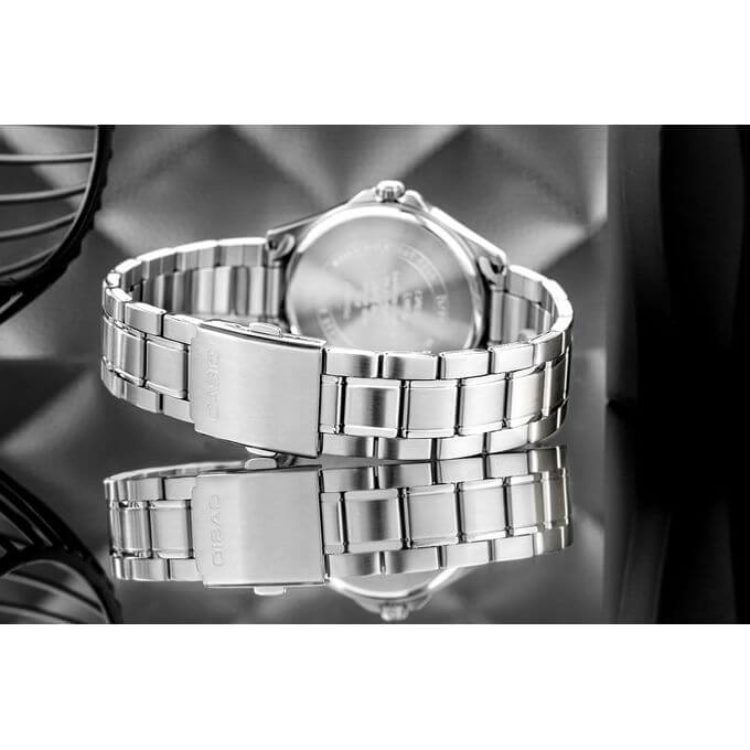 Casio – Montre pour hommes – Solaire & verre saphir inrayable – Fond vert – Tout en acier inoxydable – MTS-RS100D-3AVDF