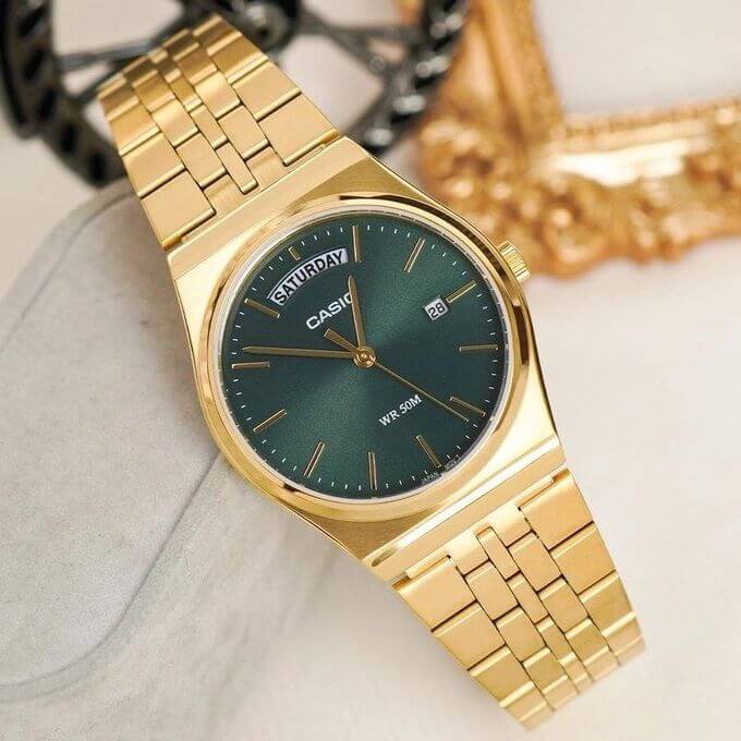 Casio – Belle montre classique dorée et fond vert pour hommes – Bracelet en acier inoxydable avec dateur jours/mois – MTP-B146G-3AV