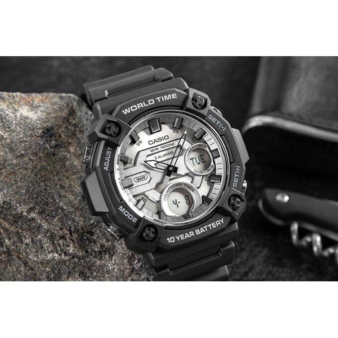 Casio – Robuste & très facile à lire – Double montre avec cadran argenté – Bracelet en résine noir – AEQ-120W-7AV