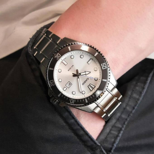 Casio – Sous-marine cadran blanc & lunette rotative noire – Dateur & étanche 200 m – MDV-107D-7AVDF Casio – Sous-marine cadran blanc & lunette rotative noire – Dateur & étanche 200 m – MDV-107D-7AVDF