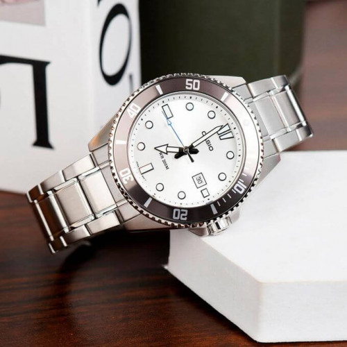 Casio – Sous-marine cadran blanc & lunette rotative noire – Dateur & étanche 200 m – MDV-107D-7AVDF Casio – Sous-marine cadran blanc & lunette rotative noire – Dateur & étanche 200 m – MDV-107D-7AVDF