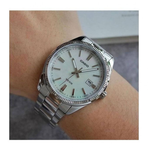 Casio – Montre classique au fond blanc nacré pour hommes – Étanche 50 m – Tout en acier inoxydable – MTP-1302DS-7AV Casio – Montre classique au fond blanc nacré pour hommes – Étanche 50 m – Tout en acier inoxydable – MTP-1302DS-7AV