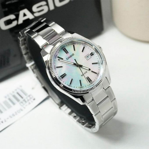 Casio – Montre classique au fond blanc nacré pour hommes – Étanche 50 m – Tout en acier inoxydable – MTP-1302DS-7AV Casio – Montre classique au fond blanc nacré pour hommes – Étanche 50 m – Tout en acier inoxydable – MTP-1302DS-7AV