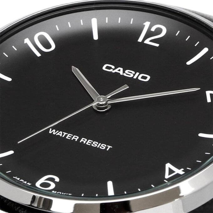 Casio – Montre classique et simple au fond noir avec index chiffres faciles – Étanche & tout en acier – MTP-VT03D-1B