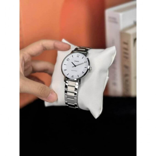 Casio – Montre classique et simple au fond blanc avec index chiffres faciles – Étanche – Tout en acier – MTP-VT03D-7B Casio – Montre classique et simple au fond blanc avec index chiffres faciles – Étanche – Tout en acier – MTP-VT03D-7B